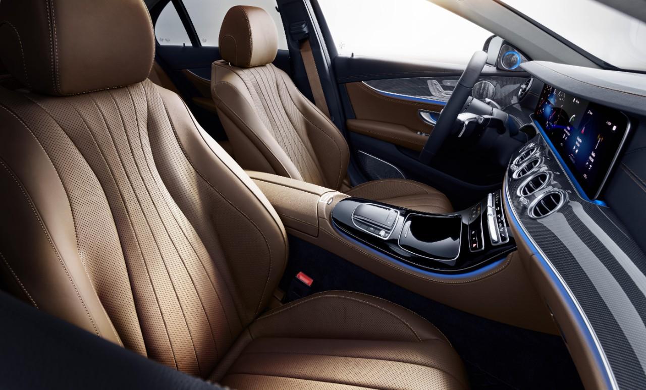 Close-up interior view of luxury leather seats inside a premium corporate transfer vehicle optimized for private executive transport in Andalusia.