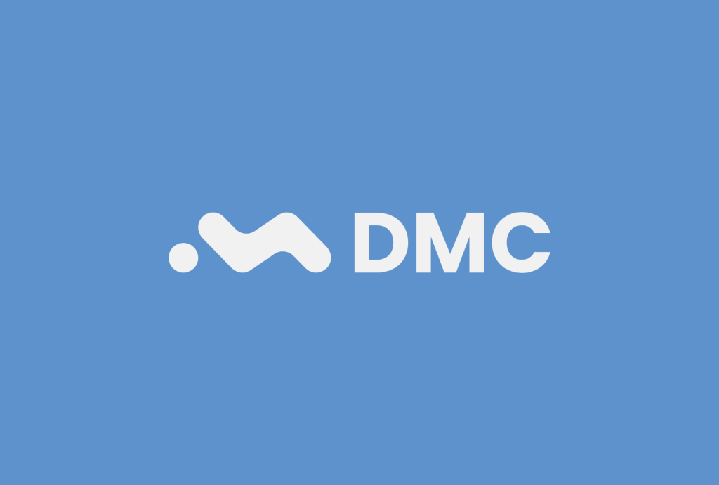 Personas caminando por un sendero junto a un muro de piedra y árboles, con un filtro azul y un logotipo con las letras DMC superpuesto.