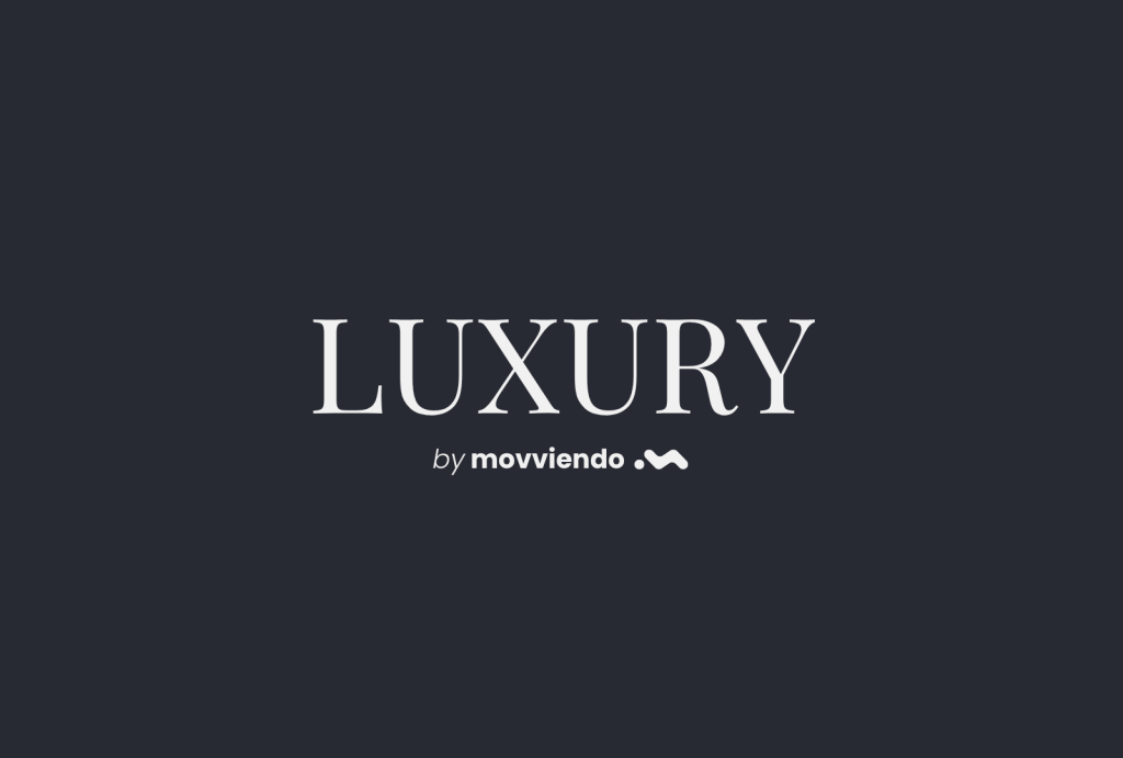 Logotipo de la marca premium Luxury by Movviendo con tipografía elegante serif sobre un fondo negro de alta gama.