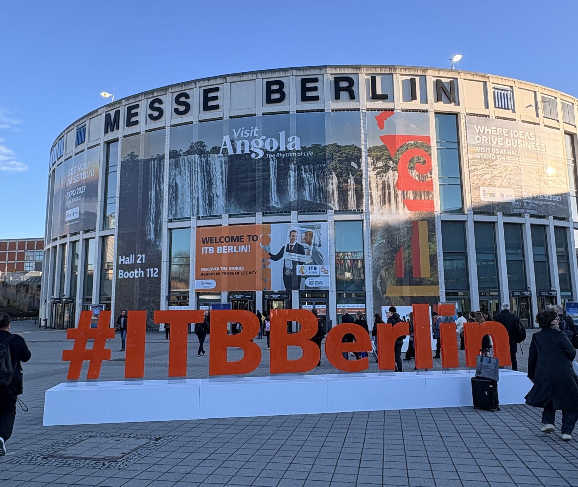 Entrada principal de la Messe Berlin durante la feria ITB Berlin, donde Movviendo Tourism Group participa como agencia receptiva internacional y DMC de Granada.
