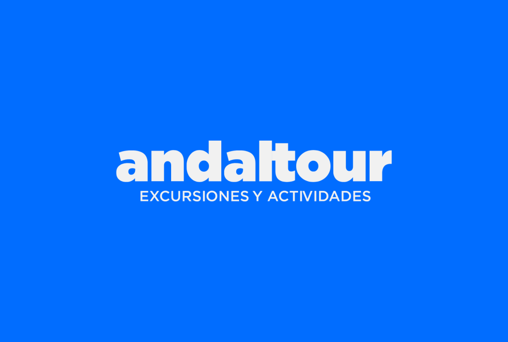 Logotipo de la marca Andaltour Excursiones y Actividades con diseño deportivo de letras blancas sobre un fondo azul eléctrico.