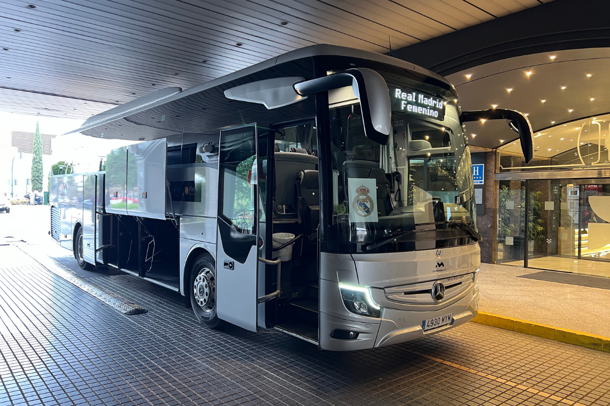 Moderno autobús de la flota estacionado en Madrid ofreciendo servicios especializados de transporte privado y transfers ejecutivos.