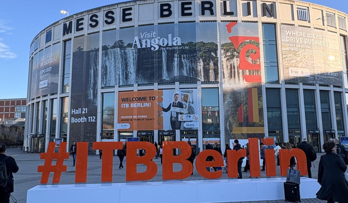 Entrada principal de la Messe Berlin durante la feria ITB Berlin, donde Movviendo Tourism Group participa como agencia receptiva internacional y DMC de Granada.