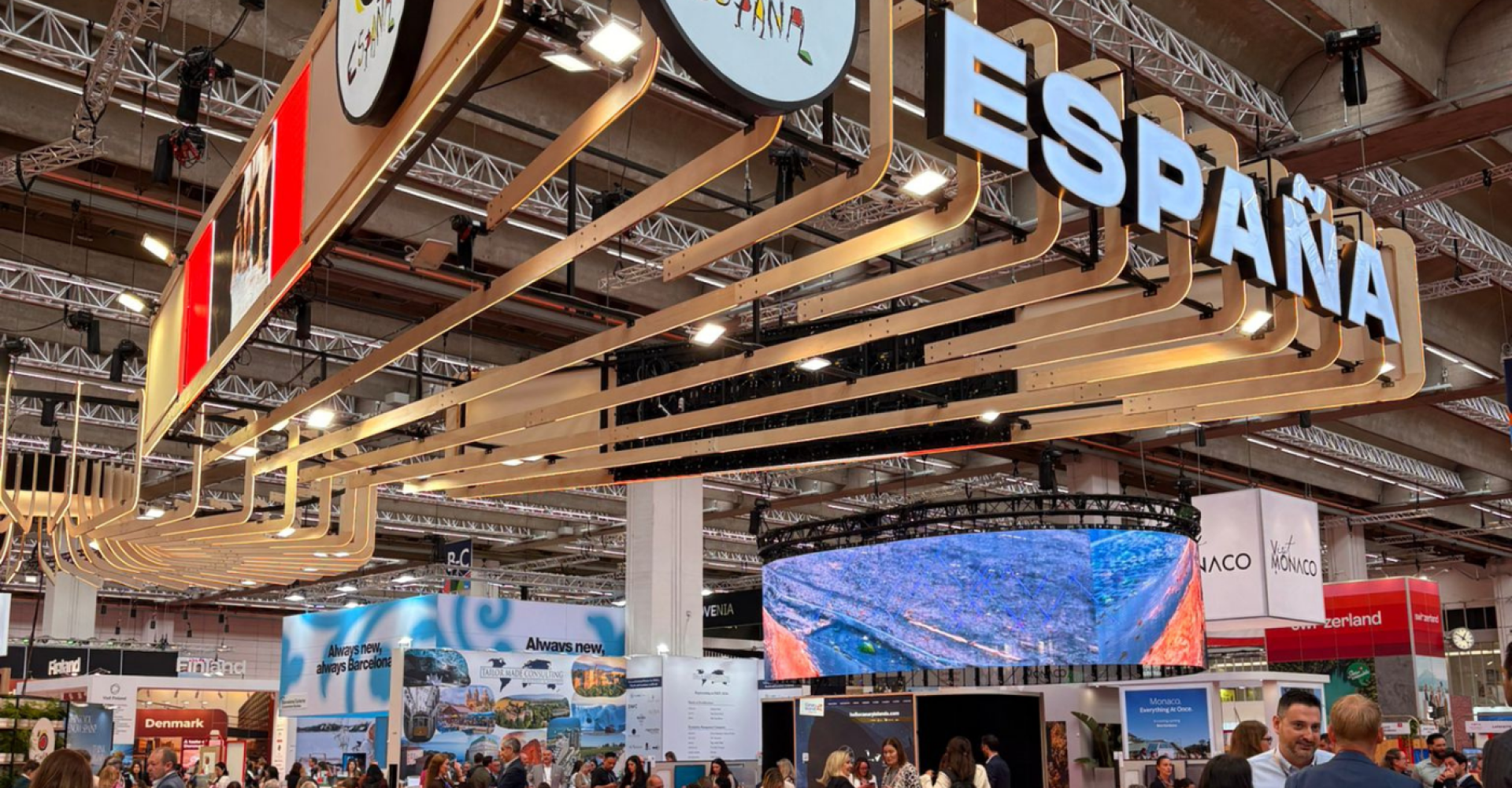 Vista del diseño interior e iluminación del pabellón oficial de España en una feria internacional de turismo y sector MICE.
