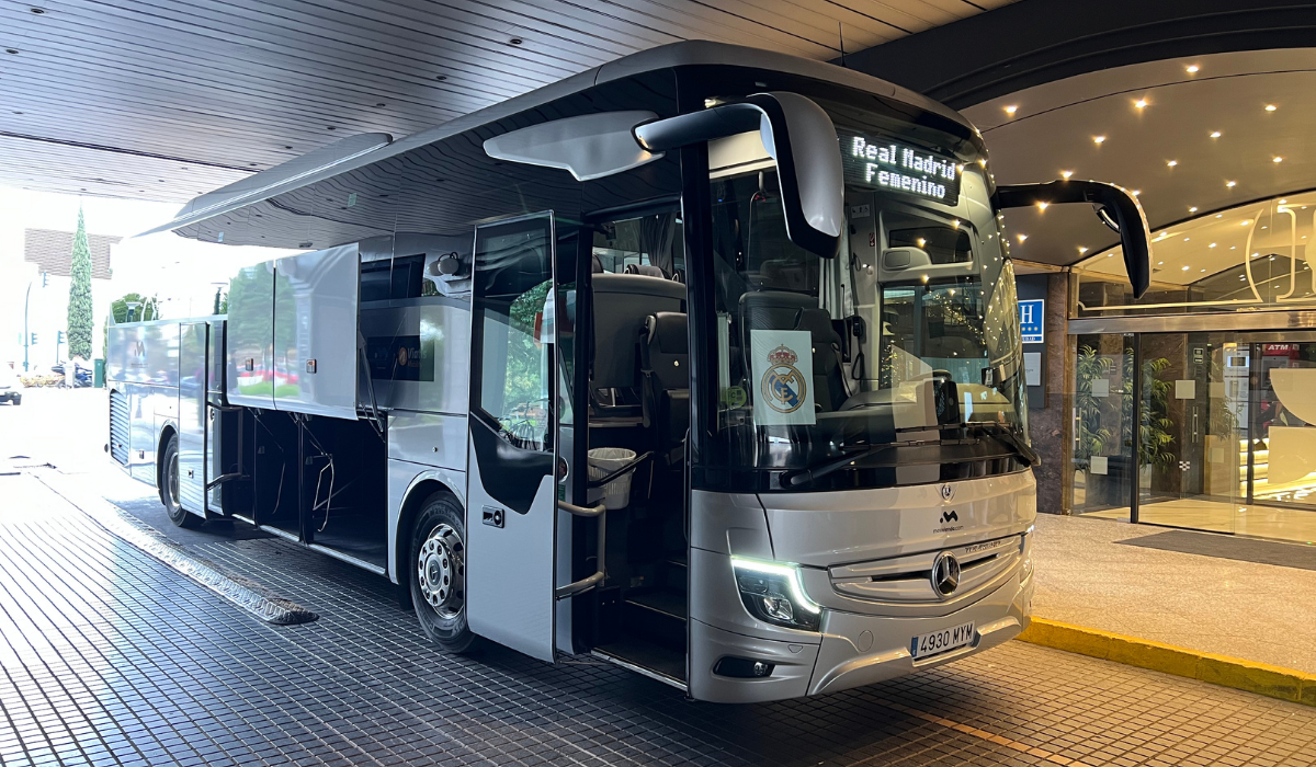 Moderno autobús de la flota estacionado en Madrid ofreciendo servicios especializados de transporte privado y transfers ejecutivos.